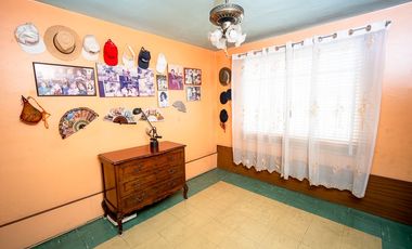 SE VENDE CASA EN CALLE 21 DE MAYO.