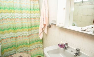 SE VENDE CASA EN CALLE 21 DE MAYO.