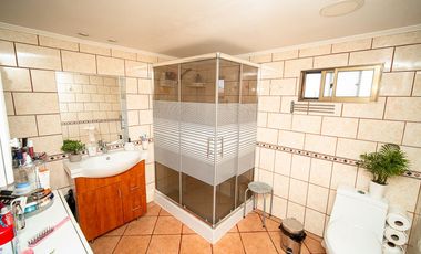 SE VENDE CASA EN CALLE 21 DE MAYO.