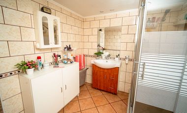 SE VENDE CASA EN CALLE 21 DE MAYO.