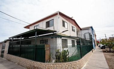 SE VENDE CASA EN CALLE 21 DE MAYO.