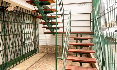 SE VENDE CASA EN CALLE 21 DE MAYO.