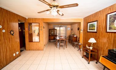 SE VENDE CASA EN CALLE 21 DE MAYO.