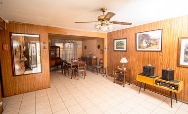 SE VENDE CASA EN CALLE 21 DE MAYO.