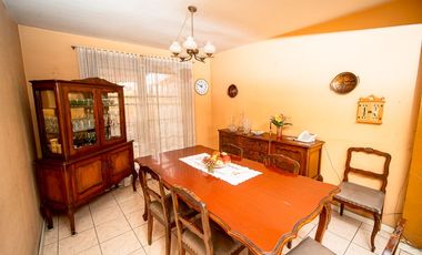 SE VENDE CASA EN CALLE 21 DE MAYO.