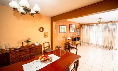 SE VENDE CASA EN CALLE 21 DE MAYO.