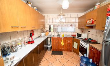 SE VENDE CASA EN CALLE 21 DE MAYO.