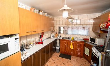 SE VENDE CASA EN CALLE 21 DE MAYO.