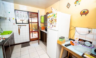 SE VENDE CASA EN CALLE 21 DE MAYO.