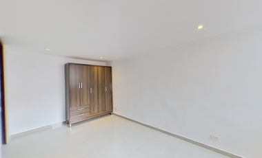 SE VENDE APARTAMENTO EN MADRID CON PAQUEADERO PRIVADO