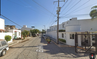 Casa en condominio ubicada en colonia Paseo de la Ribera Puerto Vallarta, Jalisco. Con 3 recamaras y 103m2. A 9 minutos de Costco Puerto Vallarta.