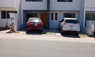 AMPLIA CASA  EN LAS PRIMERAS CALLES DEL CONDOMINIO  LA RENTA INCLUYE MANTENIMIENTO
