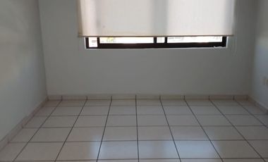 AMPLIA CASA  EN LAS PRIMERAS CALLES DEL CONDOMINIO  LA RENTA INCLUYE MANTENIMIENTO