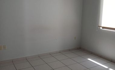 AMPLIA CASA  EN LAS PRIMERAS CALLES DEL CONDOMINIO  LA RENTA INCLUYE MANTENIMIENTO