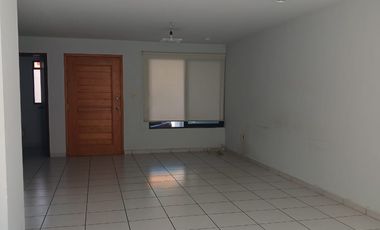 AMPLIA CASA  EN LAS PRIMERAS CALLES DEL CONDOMINIO  LA RENTA INCLUYE MANTENIMIENTO