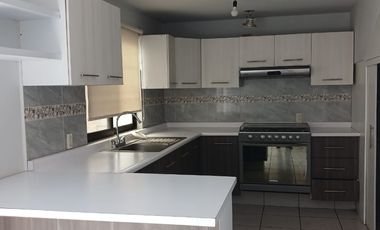 AMPLIA CASA  EN LAS PRIMERAS CALLES DEL CONDOMINIO  LA RENTA INCLUYE MANTENIMIENTO