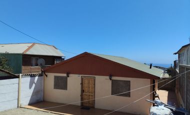 Casa Solida Al Interior De Comunidad Privada, Horcon