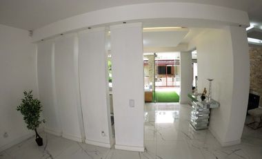 Venta Casa en Samborondón 5 dormitorios moderna piscina remodelada - C230