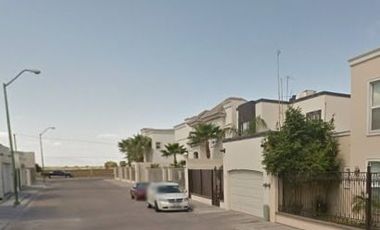 Venta de casa a precio de remate en Privada Orquideas, Colonia San Francisco, C.P. 33130