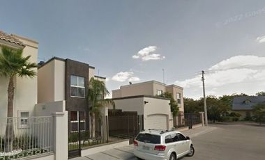 Venta de casa a precio de remate en Privada Orquideas, Colonia San Francisco, C.P. 33130