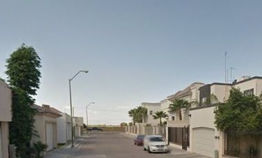 Venta de casa a precio de remate en Privada Orquideas, Colonia San Francisco, C.P. 33130