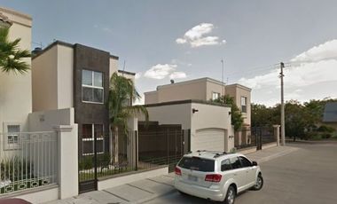 Venta de casa a precio de remate en Privada Orquideas, Colonia San Francisco, C.P. 33130