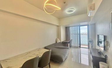 FOR RENT - FURNISHED 1BR WITH SEAVIEW BALCONY IN MANDANI BAY, MANDAUE CEBU. FRONT SEAVIEW UNIT IN 17TH FLOOR.