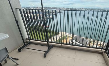 FOR RENT - FURNISHED 1BR WITH SEAVIEW BALCONY IN MANDANI BAY, MANDAUE CEBU. FRONT SEAVIEW UNIT IN 17TH FLOOR.