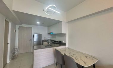 FOR RENT - FURNISHED 1BR WITH SEAVIEW BALCONY IN MANDANI BAY, MANDAUE CEBU. FRONT SEAVIEW UNIT IN 17TH FLOOR.