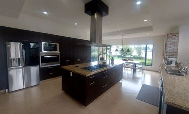 EXCLUSIVA RESIDENCIA DE LUJO EN CACALOMACÁN  EN TOLUCA 🏡 ¡Vive la grandeza en una propiedad única con vistas espectaculares al volcán!