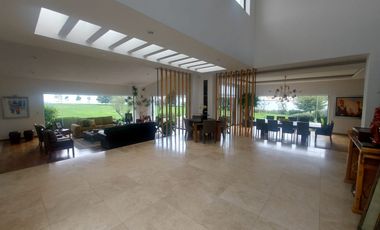 EXCLUSIVA RESIDENCIA DE LUJO EN CACALOMACÁN  EN TOLUCA 🏡 ¡Vive la grandeza en una propiedad única con vistas espectaculares al volcán!
