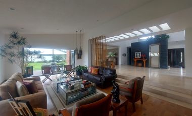 EXCLUSIVA RESIDENCIA DE LUJO EN CACALOMACÁN  EN TOLUCA 🏡 ¡Vive la grandeza en una propiedad única con vistas espectaculares al volcán!