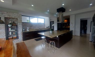 EXCLUSIVA RESIDENCIA DE LUJO EN CACALOMACÁN  EN TOLUCA 🏡 ¡Vive la grandeza en una propiedad única con vistas espectaculares al volcán!
