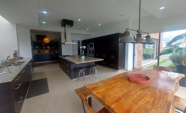 EXCLUSIVA RESIDENCIA DE LUJO EN CACALOMACÁN  EN TOLUCA 🏡 ¡Vive la grandeza en una propiedad única con vistas espectaculares al volcán!