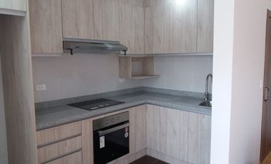 Renta departamento de 3 dormitorios, sector Embajada Americana