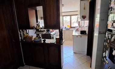 Arriendo casa estilo Inglés, de 5 dormitorios , 5 baños ,barrio Miraflores