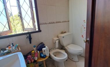 Arriendo casa estilo Inglés, de 5 dormitorios , 5 baños ,barrio Miraflores