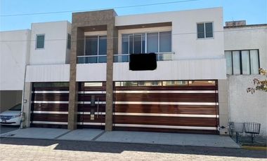 CASA EN VENTA EN JARDINES DE ZAVALETA, 3 RECÁMARAS ENORMES TODAS CON BAÑO Y VESTIDOR, OFICINA EN PLANTA BAJA, A 5 MINUTOS DE LA UDLA, PUEBLA