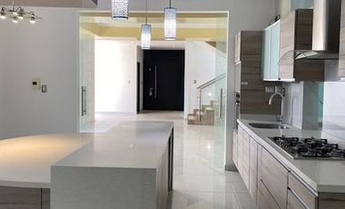 CASA EN VENTA EN JARDINES DE ZAVALETA, 3 RECÁMARAS ENORMES TODAS CON BAÑO Y VESTIDOR, OFICINA EN PLANTA BAJA, A 5 MINUTOS DE LA UDLA, PUEBLA