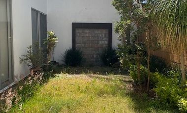 CASA EN VENTA EN JARDINES DE ZAVALETA, 3 RECÁMARAS ENORMES TODAS CON BAÑO Y VESTIDOR, OFICINA EN PLANTA BAJA, A 5 MINUTOS DE LA UDLA, PUEBLA