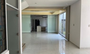 CASA EN VENTA EN JARDINES DE ZAVALETA, 3 RECÁMARAS ENORMES TODAS CON BAÑO Y VESTIDOR, OFICINA EN PLANTA BAJA, A 5 MINUTOS DE LA UDLA, PUEBLA