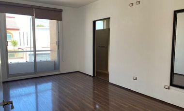 CASA EN VENTA EN JARDINES DE ZAVALETA, 3 RECÁMARAS ENORMES TODAS CON BAÑO Y VESTIDOR, OFICINA EN PLANTA BAJA, A 5 MINUTOS DE LA UDLA, PUEBLA
