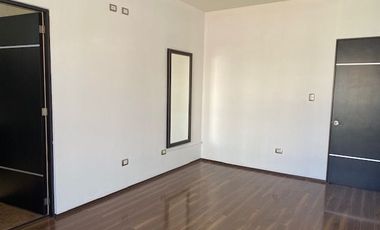CASA EN VENTA EN JARDINES DE ZAVALETA, 3 RECÁMARAS ENORMES TODAS CON BAÑO Y VESTIDOR, OFICINA EN PLANTA BAJA, A 5 MINUTOS DE LA UDLA, PUEBLA