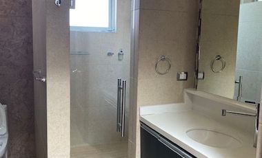 CASA EN VENTA EN JARDINES DE ZAVALETA, 3 RECÁMARAS ENORMES TODAS CON BAÑO Y VESTIDOR, OFICINA EN PLANTA BAJA, A 5 MINUTOS DE LA UDLA, PUEBLA