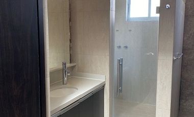 CASA EN VENTA EN JARDINES DE ZAVALETA, 3 RECÁMARAS ENORMES TODAS CON BAÑO Y VESTIDOR, OFICINA EN PLANTA BAJA, A 5 MINUTOS DE LA UDLA, PUEBLA