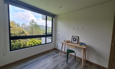 Vendo moderno apto en El Retiro con linda vista