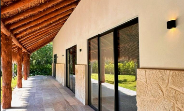 ESPECTACULAR VILLA EN AKUMAL (FRENTE LAGUNA YALKU)
