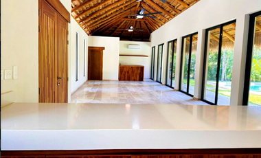 ESPECTACULAR VILLA EN AKUMAL (FRENTE LAGUNA YALKU)