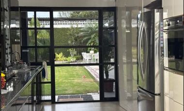 Gran residencia en la Col. Unidad Nacional. Incluye todo el mobiliario y equipo!