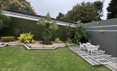 Gran residencia en la Col. Unidad Nacional. Incluye todo el mobiliario y equipo!